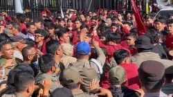 Aksi Mahasiswa Muhammadiyah Kendari Memanas di DPRD Sultra, Mahasiswa Klaim Rekannya Dicekik 3 Aksi Mahasiswa Muhammadiyah Kendari Memanas di DPRD Sultra, Mahasiswa Klaim Rekannya Dicekik