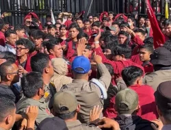 Aksi Mahasiswa Muhammadiyah Kendari Memanas di DPRD Sultra, Mahasiswa Klaim Rekannya Dicekik