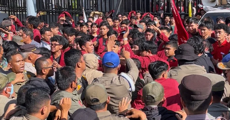 Aksi Mahasiswa Muhammadiyah Kendari Memanas di DPRD Sultra, Mahasiswa Klaim Rekannya Dicekik 1 Aksi Mahasiswa Muhammadiyah Kendari Memanas di DPRD Sultra, Mahasiswa Klaim Rekannya Dicekik