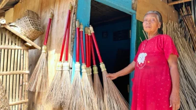 Kisah Feni, Nenek 70 Tahun yang Bertahan dengan Kerajinan Bambu di Kendari Sejak Era 1980-an