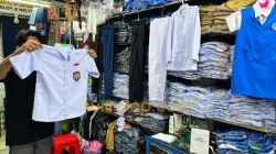 Stok Masih Menggunung Jelang Tahun Ajaran Baru, Pusat Seragam Sekolah di Kendari Masih Sepi