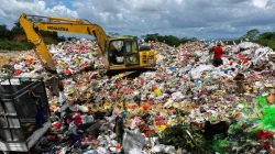 TPAS Puuwatu Kendari Lumpuh Sementara, Sampah Menumpuk dan Truk Mengular 15 TPAS Puuwatu Kendari Lumpuh Sementara, Sampah Menumpuk dan Truk Mengular