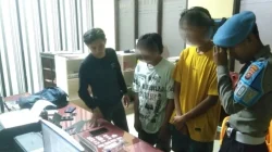 Diduga Sembunyikan 13 Paket Sabu, Dua Pria di Kolaka Utara Diamankan Polisi 3 Diduga Sembunyikan 13 Paket Sabu, Dua Pria di Kolaka Utara Diamankan Polisi