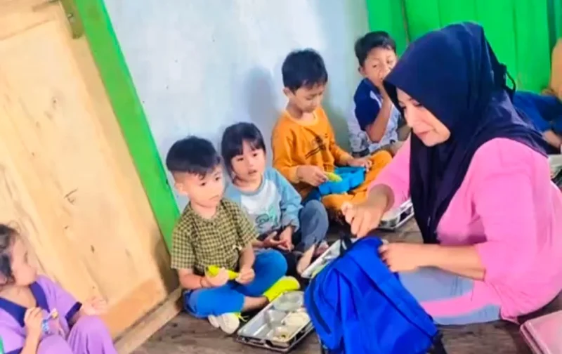 Kisah Risna, Guru Honorer yang Menjaga Asa Pendidikan Anak Suku Bajo di Konawe Selatan 1 Kisah Risna, Guru Honorer yang Menjaga Asa Pendidikan Anak Suku Bajo di Konawe Selatan
