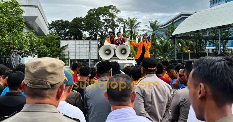 Mahasiswa di Kendari Turun ke Jalan, Desak Pemerintah Evaluasi Kebijakan Nasional 1 Mahasiswa di Kendari Turun ke Jalan, Desak Pemerintah Evaluasi Kebijakan Nasional