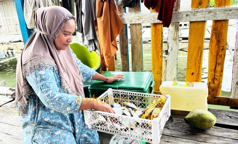 Tanpa Uang, Tradisi Barter Suku Bajo di Konawe Selatan Jadi Penopang Ekonomi Pesisir 1 Tanpa Uang, Tradisi Barter Suku Bajo di Konawe Selatan Jadi Penopang Ekonomi Pesisir
