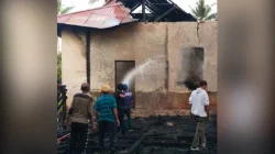 Rumah Orang Tua Wakil Ketua DPRD Muna Barat Terbakar, Kerugian Ditaksir Puluhan Juta Rupiah 15 Rumah Orang Tua Wakil Ketua DPRD Muna Barat Terbakar, Kerugian Ditaksir Puluhan Juta Rupiah
