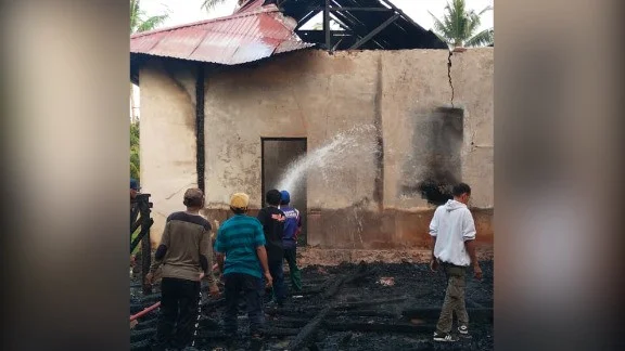 Rumah Orang Tua Wakil Ketua DPRD Muna Barat Terbakar, Kerugian Ditaksir Puluhan Juta Rupiah 1 Rumah Orang Tua Wakil Ketua DPRD Muna Barat Terbakar, Kerugian Ditaksir Puluhan Juta Rupiah