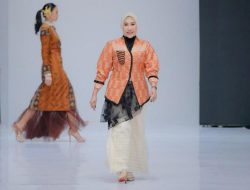 Usung Motif Benteng Tiworo Hasil Rancangan Sendiri, Ketua Dekranasda Mubar Tampil Memukau di Indonesia Fashion Week 2026