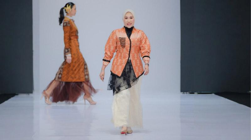 Usung Motif Benteng Tiworo Hasil Rancangan Sendiri, Ketua Dekranasda Mubar Tampil Memukau di Indonesia Fashion Week 2026