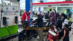 Antrean Pertalite Mengular di Sejumlah SPBU Kendari, Warga Berjam-jam Mengantre 3 Antrean Pertalite Mengular di Sejumlah SPBU Kendari, Warga Berjam-jam Mengantre