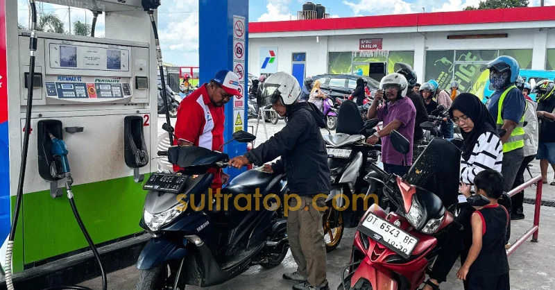 Antrean Pertalite Mengular di Sejumlah SPBU Kendari, Warga Berjam-jam Mengantre