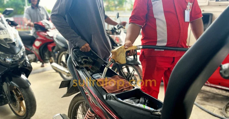 Antrean Pertalite Mengular di Sejumlah SPBU Kendari, Warga Berjam-jam Mengantre