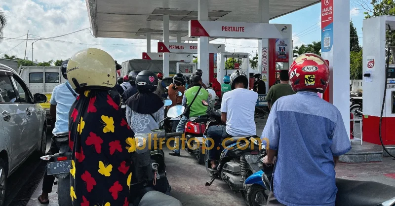 Antrean Pertalite Mengular di Sejumlah SPBU Kendari, Warga Berjam-jam Mengantre