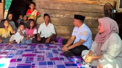 Bupati La Ode Darwin Datangi Rumah Duka Korban Ular Piton di Desa Umba, Minta Warga Tingkatkan Kewaspadaan 15 Bupati La Ode Darwin Datangi Rumah Duka Korban Ular Piton di Desa Umba, Minta Warga Tingkatkan Kewaspadaan