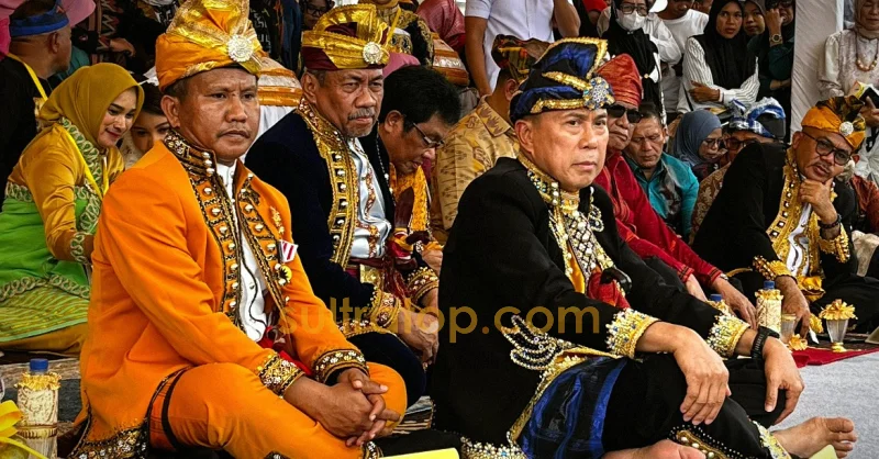 Gubernur Andi Sumangerukka Terima Gelar Adat dari Masyarakat Muna 3 Gubernur Andi Sumangerukka Terima Gelar Adat dari Masyarakat Muna