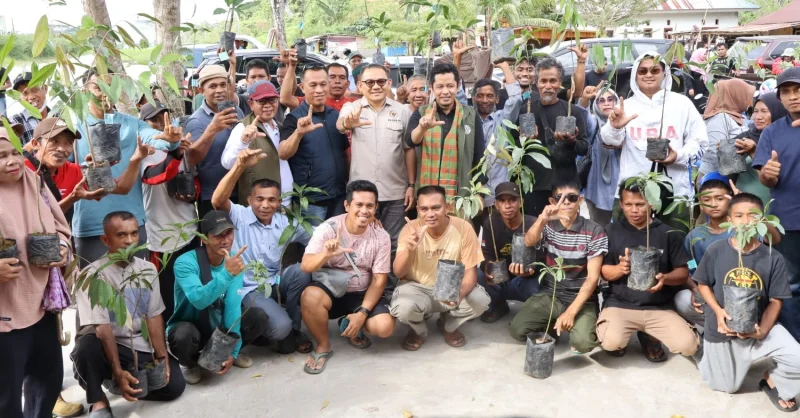 Jaelani Dorong Rehabilitasi Hutan dan Lahan, Warga Kendari dan Konsel Terima Ribuan Bibit Gratis