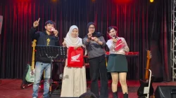 Asmo Sulsel Gelar Roadshow New Honda Vario Evo 160 di Kafe-Kafe Sulawesi hingga Ambon 3 Asmo Sulsel Gelar Roadshow New Honda Vario Evo 160 di Kafe-Kafe Sulawesi hingga Ambon SULTRATOP.COM, MAKASSAR – Astra Motor Sulawesi Selatan (Asmo Sulsel) akan menggelar rangkaian Public Exhibition New Honda Vario Evo 160 di sejumlah kafe yang tersebar di wilayah Sulawesi Selatan, Sulawesi Barat, Sulawesi Tenggara, hingga Ambon. Kegiatan ini menjadi bagian dari upaya mendekatkan skutik premium terbaru Honda kepada masyarakat, khususnya kalangan muda, sekaligus menjadi rangkaian menuju Regional Public Exhibition yang akan digelar di Makassar pada akhir Juli 2026. Roadshow tersebut dijadwalkan berlangsung di tujuh lokasi, yakni RC Teras Bone pada 15 Juli, Segelas Kopi Palopo dan Kaldi House Makassar pada 17 Juli, Tempat Duduk Gowa serta Nol Tiga Coffee Parepare pada 18 Juli, kemudian Caaryawan De Cafe Kendari dan Ujung JMP Ambon pada 25 Juli 2026. Dalam setiap penyelenggaraan, pengunjung dapat mencoba langsung performa New Honda Vario Evo 160 melalui sesi riding test. Selain itu, Honda juga menyiapkan berbagai permainan interaktif dengan hadiah eksklusif, informasi promo pembelian, hingga kesempatan berkonsultasi langsung mengenai fitur, teknologi, dan program penjualan motor terbaru tersebut. Promotion Supervisor Astra Motor Sulawesi Selatan, Geradus Nieken Sabian, mengatakan konsep penyelenggaraan di kafe dipilih karena sesuai dengan karakter target pengguna New Honda Vario Evo 160 yang didominasi generasi muda dengan gaya hidup aktif dan gemar berkumpul di ruang publik. "Kami ingin memperkenalkan New Honda Vario Evo 160 di tempat yang dekat dengan keseharian target konsumennya. Kafe menjadi ruang berkumpul yang identik dengan anak muda, sehingga mereka bisa melihat langsung unitnya, mencoba performanya melalui riding test, sekaligus menikmati berbagai aktivitas yang kami hadirkan. Kami berharap pengalaman ini membuat masyarakat semakin mengenal keunggulan New Honda Vario Evo 160 dengan cara yang lebih menyenangkan," ujar Gerad. Sementara itu, Marketing Manager Astra Motor Sulawesi Selatan, Antofany Yusticia Ahmadi, menyebut rangkaian Public Exhibition menjadi bagian dari strategi perusahaan untuk menghadirkan pengalaman yang lebih dekat dan interaktif kepada masyarakat sebelum penyelenggaraan Regional Public Exhibition di Makassar. "Kami ingin masyarakat tidak hanya mengenal New Honda Vario Evo 160 melalui informasi, tetapi juga merasakan langsung pengalaman berkendaranya. Karena itu, kami membawa Public Exhibition ke berbagai daerah agar semakin banyak masyarakat di wilayah Sulawesi Selatan, Sulawesi Barat, Sulawesi Tenggara, dan Ambon yang dapat berinteraksi langsung dengan produk terbaru Honda. Ini juga menjadi rangkaian menuju Regional Public Exhibition di Makassar yang akan kami hadirkan dengan konsep yang lebih meriah pada akhir bulan Juli nanti," kata Yusticia. Melalui rangkaian kegiatan ini, Asmo Sulsel berharap semakin banyak masyarakat dapat mengenal lebih dekat New Honda Vario Evo 160 beserta berbagai keunggulan yang ditawarkannya. Kegiatan tersebut juga menjadi bagian dari komitmen Honda untuk terus mendekatkan diri kepada konsumen melalui pengalaman yang interaktif dan relevan dengan gaya hidup masyarakat. (---)