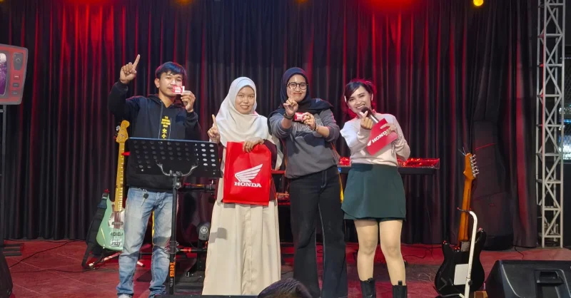 Asmo Sulsel Gelar Roadshow New Honda Vario Evo 160 di Kafe-Kafe Sulawesi hingga Ambon 1 Asmo Sulsel Gelar Roadshow New Honda Vario Evo 160 di Kafe-Kafe Sulawesi hingga Ambon SULTRATOP.COM, MAKASSAR – Astra Motor Sulawesi Selatan (Asmo Sulsel) akan menggelar rangkaian Public Exhibition New Honda Vario Evo 160 di sejumlah kafe yang tersebar di wilayah Sulawesi Selatan, Sulawesi Barat, Sulawesi Tenggara, hingga Ambon. Kegiatan ini menjadi bagian dari upaya mendekatkan skutik premium terbaru Honda kepada masyarakat, khususnya kalangan muda, sekaligus menjadi rangkaian menuju Regional Public Exhibition yang akan digelar di Makassar pada akhir Juli 2026. Roadshow tersebut dijadwalkan berlangsung di tujuh lokasi, yakni RC Teras Bone pada 15 Juli, Segelas Kopi Palopo dan Kaldi House Makassar pada 17 Juli, Tempat Duduk Gowa serta Nol Tiga Coffee Parepare pada 18 Juli, kemudian Caaryawan De Cafe Kendari dan Ujung JMP Ambon pada 25 Juli 2026. Dalam setiap penyelenggaraan, pengunjung dapat mencoba langsung performa New Honda Vario Evo 160 melalui sesi riding test. Selain itu, Honda juga menyiapkan berbagai permainan interaktif dengan hadiah eksklusif, informasi promo pembelian, hingga kesempatan berkonsultasi langsung mengenai fitur, teknologi, dan program penjualan motor terbaru tersebut. Promotion Supervisor Astra Motor Sulawesi Selatan, Geradus Nieken Sabian, mengatakan konsep penyelenggaraan di kafe dipilih karena sesuai dengan karakter target pengguna New Honda Vario Evo 160 yang didominasi generasi muda dengan gaya hidup aktif dan gemar berkumpul di ruang publik. "Kami ingin memperkenalkan New Honda Vario Evo 160 di tempat yang dekat dengan keseharian target konsumennya. Kafe menjadi ruang berkumpul yang identik dengan anak muda, sehingga mereka bisa melihat langsung unitnya, mencoba performanya melalui riding test, sekaligus menikmati berbagai aktivitas yang kami hadirkan. Kami berharap pengalaman ini membuat masyarakat semakin mengenal keunggulan New Honda Vario Evo 160 dengan cara yang lebih menyenangkan," ujar Gerad. Sementara itu, Marketing Manager Astra Motor Sulawesi Selatan, Antofany Yusticia Ahmadi, menyebut rangkaian Public Exhibition menjadi bagian dari strategi perusahaan untuk menghadirkan pengalaman yang lebih dekat dan interaktif kepada masyarakat sebelum penyelenggaraan Regional Public Exhibition di Makassar. "Kami ingin masyarakat tidak hanya mengenal New Honda Vario Evo 160 melalui informasi, tetapi juga merasakan langsung pengalaman berkendaranya. Karena itu, kami membawa Public Exhibition ke berbagai daerah agar semakin banyak masyarakat di wilayah Sulawesi Selatan, Sulawesi Barat, Sulawesi Tenggara, dan Ambon yang dapat berinteraksi langsung dengan produk terbaru Honda. Ini juga menjadi rangkaian menuju Regional Public Exhibition di Makassar yang akan kami hadirkan dengan konsep yang lebih meriah pada akhir bulan Juli nanti," kata Yusticia. Melalui rangkaian kegiatan ini, Asmo Sulsel berharap semakin banyak masyarakat dapat mengenal lebih dekat New Honda Vario Evo 160 beserta berbagai keunggulan yang ditawarkannya. Kegiatan tersebut juga menjadi bagian dari komitmen Honda untuk terus mendekatkan diri kepada konsumen melalui pengalaman yang interaktif dan relevan dengan gaya hidup masyarakat. (---)