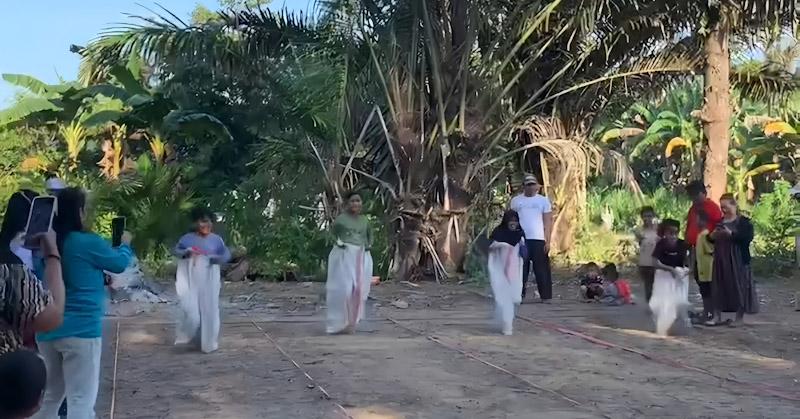 Semarak HUT ke-81 RI, Warga Mekar Jaya Muna Barat Gelar Lomba Lintas Generasi 1 Semarak HUT ke-81 RI, Warga Mekar Jaya Muna Barat Gelar Lomba Lintas Generasi