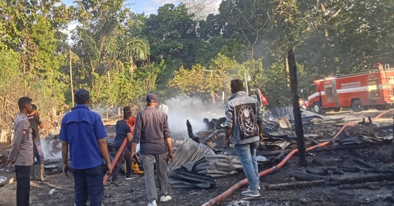 Kebakaran Tiga Rumah di Muna Barat, Barang Elektronik hingga Motor Ikut Hangus 1 Kebakaran Tiga Rumah di Muna Barat, Barang Elektronik hingga Motor Ikut Hangus