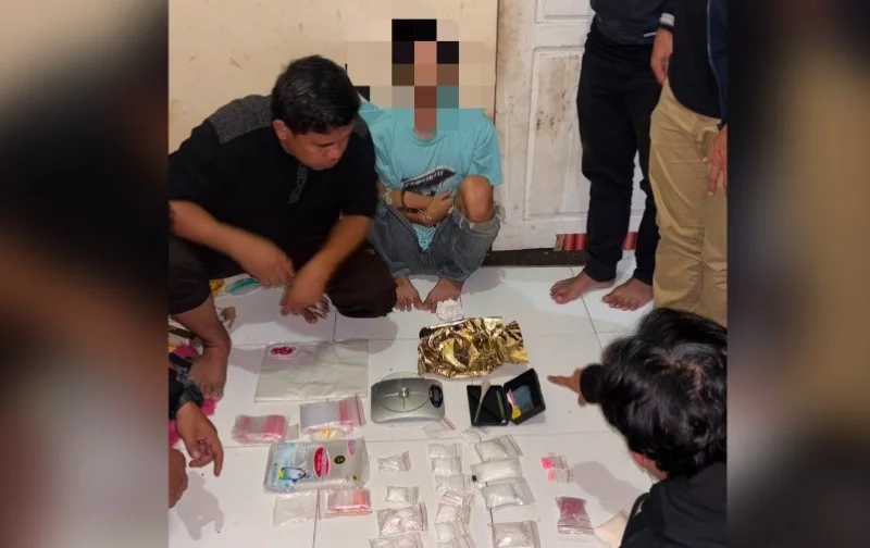 Polda Sultra Tangkap Pria Diduga Pengedar Narkoba di Kendari, Sita 1,8 Kg Sabu dan 79 Butir Ekstasi 1 Polda Sultra Tangkap Pria Diduga Pengedar Narkoba di Kendari, Sita 1,8 Kg Sabu dan 79 Butir Ekstasi