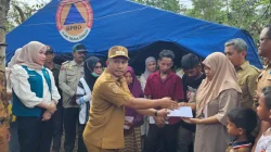 Bupati Muna Barat Bantu Korban Kebakaran dari Kantong Pribadi, Pemkab Juga Siapkan Bantuan 15 Bupati Muna Barat Bantu Korban Kebakaran dari Kantong Pribadi, Pemkab Juga Siapkan Bantuan