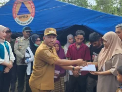 Bupati Muna Barat Bantu Korban Kebakaran dari Kantong Pribadi, Pemkab Juga Siapkan Bantuan