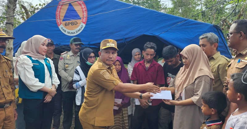 Bupati Muna Barat Bantu Korban Kebakaran dari Kantong Pribadi, Pemkab Juga Siapkan Bantuan 1 Bupati Muna Barat Bantu Korban Kebakaran dari Kantong Pribadi, Pemkab Juga Siapkan Bantuan