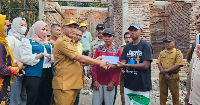 Bupati Muna Barat Bantu Korban Kebakaran dari Kantong Pribadi, Pemkab Juga Siapkan Bantuan 3 Bupati Muna Barat Bantu Korban Kebakaran dari Kantong Pribadi, Pemkab Juga Siapkan Bantuan
