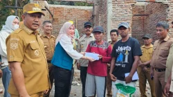 Bantu Korban Kebakaran, Rhika Purwaningsih Darwin Salurkan Uang Tunai dan Sembako