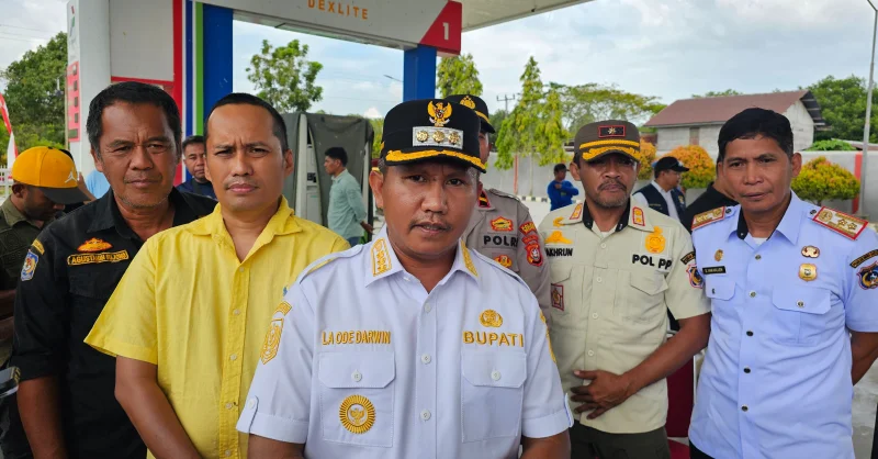 Bupati Muna Barat Sidak Lagi SPBU BCE, Antrean Panjang hingga Pertalite Rp18 Ribu Jadi Sorotan 1 Bupati Muna Barat Sidak Lagi SPBU BCE, Antrean Panjang hingga Pertalite Rp18 Ribu Jadi Sorotan