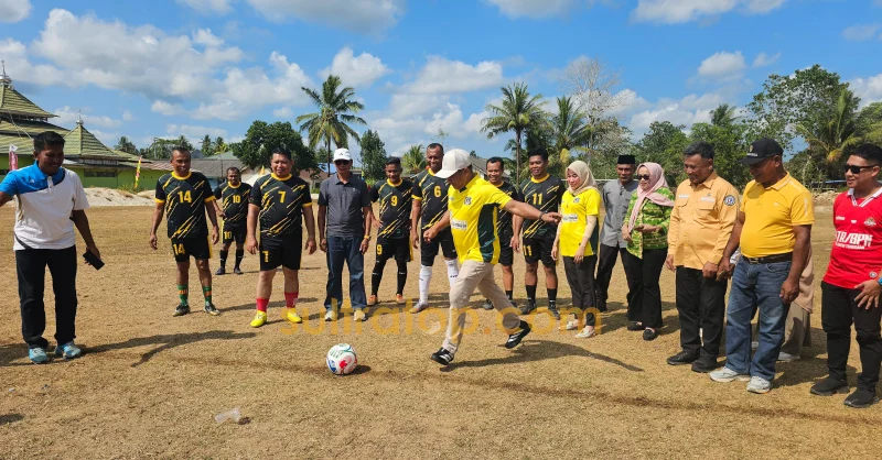 Buka Turnamen Sepak Bola di Tiworo Tengah, Bupati Muna Barat Sumbang Rp10 Juta 3 Buka Turnamen Sepak Bola di Tiworo Tengah, Bupati Muna Barat Sumbang Rp10 Juta