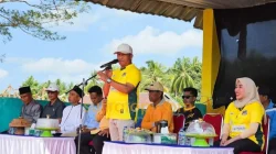 Buka Turnamen Sepak Bola di Tiworo Tengah, Bupati Muna Barat Sumbang Rp10 Juta