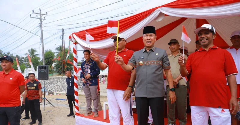 Gubernur Sultra Lepas Fun Walk Kebangsaan, Bendera Merah Putih 81 Meter Dibentangkan 2 Gubernur Sultra Lepas Fun Walk Kebangsaan, Bendera Merah Putih 81 Meter Dibentangkan