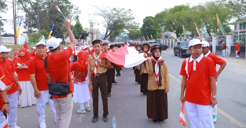 Gubernur Sultra Lepas Fun Walk Kebangsaan, Bendera Merah Putih 81 Meter Dibentangkan 1 Gubernur Sultra Lepas Fun Walk Kebangsaan, Bendera Merah Putih 81 Meter Dibentangkan