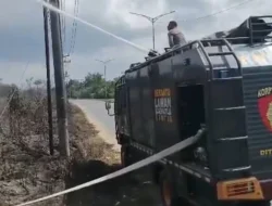 SAR Ditsamapta Polda Sultra Respons Cepat Padamkan Kebakaran Lahan di Jalan Madusila