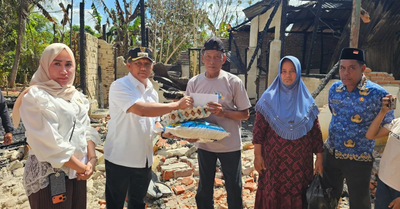 Bupati Muna Barat Bantu Bangun Kembali Rumah Ayah Saddil Ramdani hingga Siapkan Modal Usaha