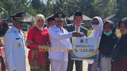 Kado HUT ke-81 RI, Bupati Muna Barat Salurkan Bantuan Baznas kepada Warga 3 Kado HUT ke-81 RI, Bupati Muna Barat Salurkan Bantuan Baznas kepada Warga