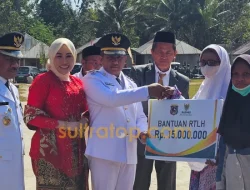 Kado HUT ke-81 RI, Bupati Muna Barat Salurkan Bantuan Baznas kepada Warga