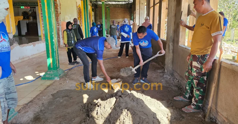 Gerakan Langit Biru Indonesia Asri, Demokrat Muna Barat Bersihkan Masjid Peninggalan Soeharto di Desa Guali
