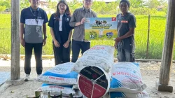 Asmo Sulsel dan FIFGroup Salurkan Bantuan untuk Petani Terdampak Kekeringan di Sidrap 3 Asmo Sulsel dan FIFGroup Salurkan Bantuan untuk Petani Terdampak Kekeringan di Sidrap