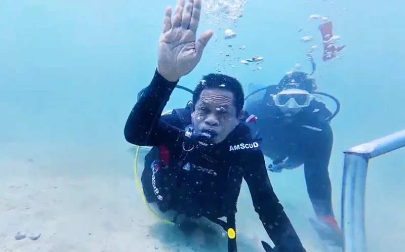 HUT ke-81 RI, 60 Penyelam Kibarkan Merah Putih di Kedalaman 8 Meter Pantai Berova Kolaka Utara 1 HUT ke-81 RI, 60 Penyelam Kibarkan Merah Putih di Kedalaman 8 Meter Pantai Berova Kolaka Utara