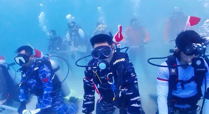 HUT ke-81 RI, 60 Penyelam Kibarkan Merah Putih di Kedalaman 8 Meter Pantai Berova Kolaka Utara 3 HUT ke-81 RI, 60 Penyelam Kibarkan Merah Putih di Kedalaman 8 Meter Pantai Berova Kolaka Utara