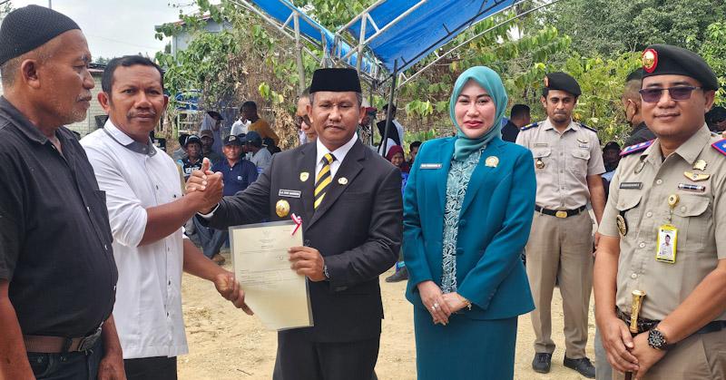 Hantaru 2026, Bupati Muna Barat Serahkan 4.063 Sertifikat PTSL kepada Warga 1 Hantaru 2026, Bupati Muna Barat Serahkan 4.063 Sertifikat PTSL kepada Warga
