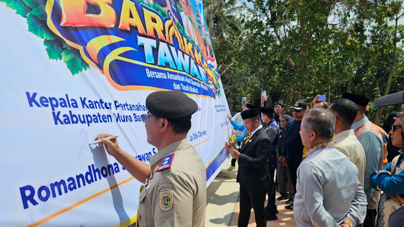 Hantaru 2026, Bupati Muna Barat Serahkan 4.063 Sertifikat PTSL kepada Warga 4 Hantaru 2026, Bupati Muna Barat Serahkan 4.063 Sertifikat PTSL kepada Warga
