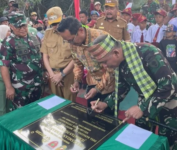 Antam, TNI dan Pemkab Konawe Utara Resmikan Jembatan Perintis Garuda di Desa Banggina 3 Antam, TNI dan Pemkab Konawe Utara Resmikan Jembatan Perintis Garuda di Desa Banggina
