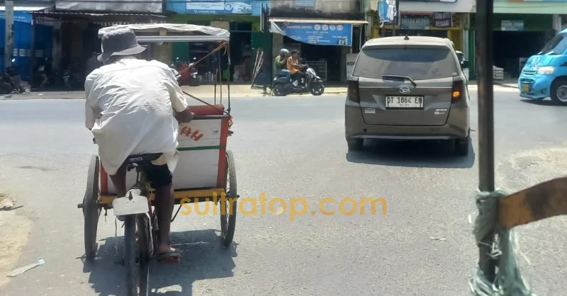 27 Tahun Mengayuh Becak di Kendari: Pria Asal Muna Ini Kadang Pulang Tanpa Penghasilan 1 27 Tahun Mengayuh Becak di Kendari: Pria Asal Muna Ini Kadang Pulang Tanpa Penghasilan