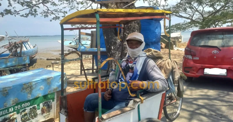 27 Tahun Mengayuh Becak di Kendari: Pria Asal Muna Ini Kadang Pulang Tanpa Penghasilan 3 27 Tahun Mengayuh Becak di Kendari: Pria Asal Muna Ini Kadang Pulang Tanpa Penghasilan