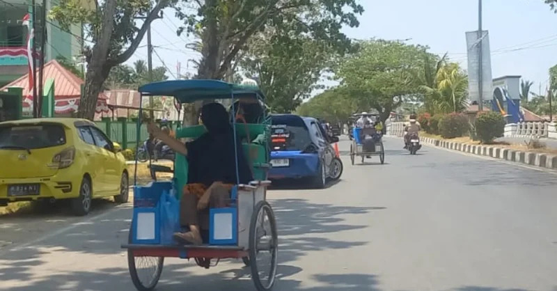 27 Tahun Mengayuh Becak di Kendari: Pria Asal Muna Ini Kadang Pulang Tanpa Penghasilan 4 27 Tahun Mengayuh Becak di Kendari: Pria Asal Muna Ini Kadang Pulang Tanpa Penghasilan